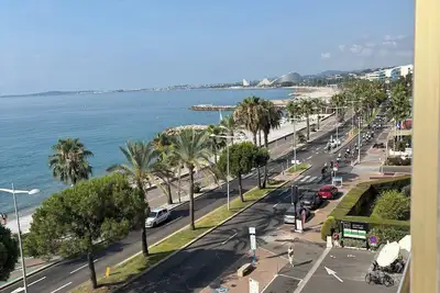 Image de Studio avec grande loggia vue panoramique sur la mer