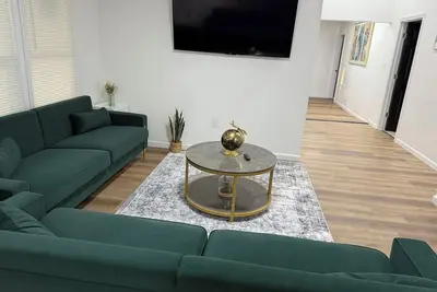 Image de Spacious 5-bedroom house in cool Lansing with WiFi, Ac