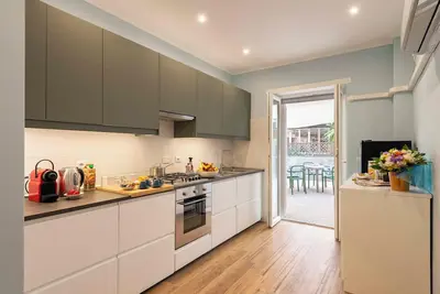 Image de Elegance and Comfort: Spacious House with Patio and 3 Bathrooms
