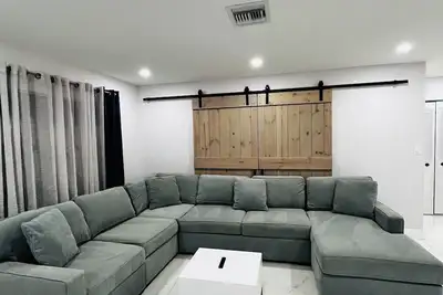 Image de 2-bedroom charming inground pool house in Port St. Lucie Fl