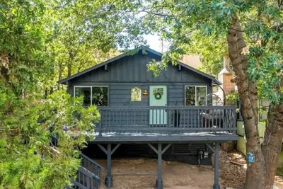 Image de Treehouse cabin newly renovated minutes to Lake Gregory!