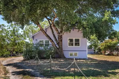 Image de 1930 2-bdrm, fragrance free, Craftsman farmhouse on 3 acres at the edge of town