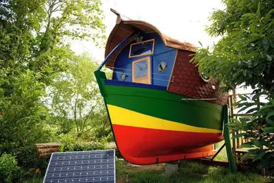 Image de Bateau gite parmi les arbres sud Finistère