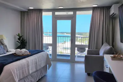 Image de Cozy Blue, in Esj Tower, parking, internet, full remodeling, 5 minutes from airport.