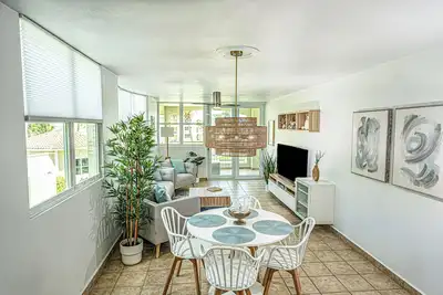 Image de AquaVista Beachfront 3bd 2ba w/Private Balcony Overlooking Pool with Ocean View