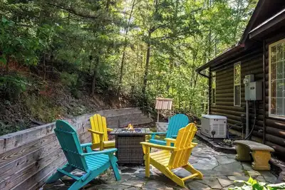 Image de Cozy Cabin w/ Hot Tub + Arcade in Gatlinburg