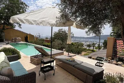 Image de Maison de caractère avec piscine sur le petit port d’un village provençal