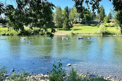 Image de New Riverfront Retreat Home on 1 Acre - WiFi, A/C, Covered Deck and Spa