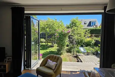 Image de Stunning modern house with beautiful garden, free parking & good transport links