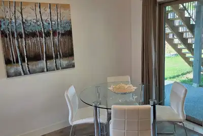 Image de Cozy and modern 2-bedroom suite. North Nanaimo close to Brennan Lake.