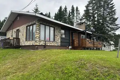 Image de Terrasse en bois, Bbq, chambre spacieuse et vue imprenable sur les lacs