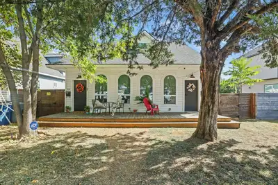 Image de Bishop Arts Cinema House, Bbq, Projector, Popcorn machine