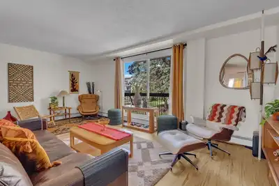 Image de Luxury Midcentury Modern Suite - Remote Worker Focused