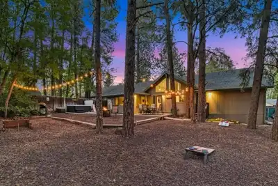 Image de Spacious Retreat in the Pines w/Hot Tub + Fireplace! Fall Specials!