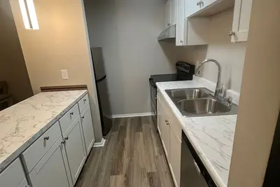 Image de Spacious and Fully Renovated 2 Br, 1 Rr