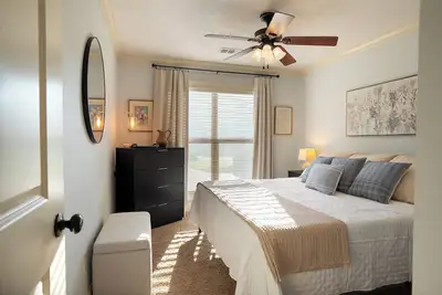 Image de 3br 2ba Home • Fenced In Yard • Quiet Neighborhood • Pets Welcome