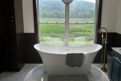 Image de Upscale 4-bedroom Farmhouse in Muscoda on Historic Century-Old Farm w/Ac, Wi-Fi