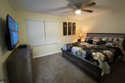 Image de king and Queen 2-bedroom townhome near downtown Greensboro with WiFi, Ac