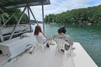 Image de Cozy 3-bedroom lake front Cabin Lake Lanier Buford with WiFi, Ac