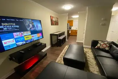 Image de Charming 2-bedroom townhome with WiFi, Ac in Greensboro Big screen Smart TVs