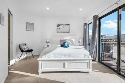 Image de Manly Beach View Townhouse Haven - Coastal Retreat walk to the shops and water!