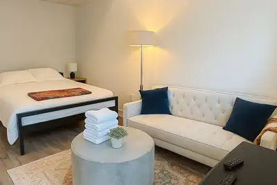 Image de Cozy hideaway, walk to Shawnigan!