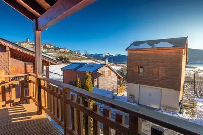 Image de Chalet chaleureux proche des pistes avec balcon et jardin