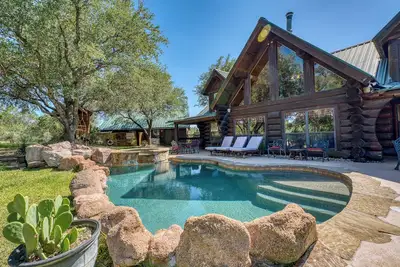 Image de Cabin Fever Lodge: Cozy Retreat for Lake Lovers Awaits!