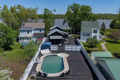 Image de Appartenant à un Canadien français! Piscine, Pickleball et Ps5!