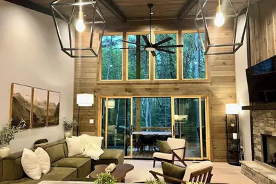 Image de Lux Blue Ridge Cabin, Hot tub, Swing, & PingPong!