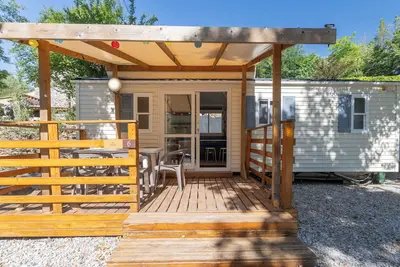 Image de Mobil-home 'A - 1-6 pers' avec piscine commune, terrasse privée et jardin partagé