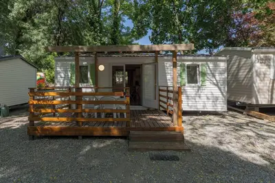 Image de Mobil-home 'Mobil-home C - 1-6 Pers' avec piscine partagée, terrasse privée et jardin commun