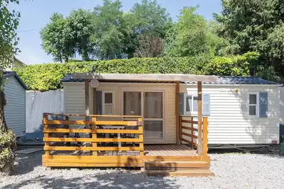 Image de Mobil-home 'Mobil-home D - 1-6 Pers' avec piscine partagée, terrasse privée et jardin commun