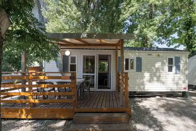 Image de Mobil-home 'Mobil-home E - 1-6 Pers' avec piscine partagée, terrasse privée et jardin commun