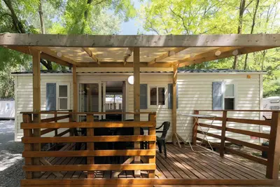 Image de Mobil-home 'G - 1-6 pers' avec piscine commune, terrasse privée et jardin partagé