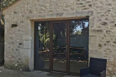 Gîte 'Gite De La Colline - 3 Pers' avec piscine partagée, Wi-Fi et climatisation