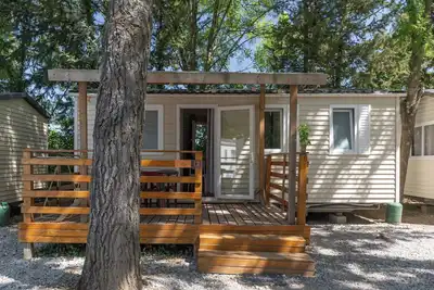 Image de Mobil-home 'Mobil-home B - 1-4 Pers' avec piscine partagée, terrasse privée et jardin commun