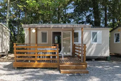 Image de Mobil-home 'A - 1-4 pers' avec piscine partagée, terrasse privée et jardin commun