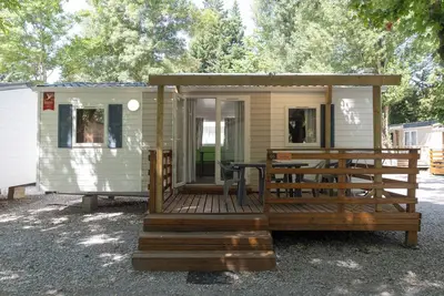 Image de Mobil-home 'Confort A - 1-5 Pers' avec piscine partagée, terrasse privée et jardin commun