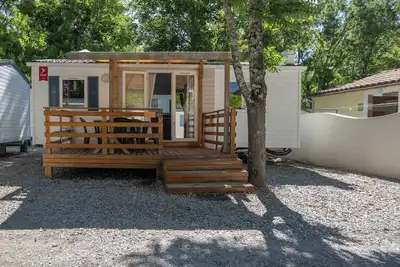 Image de Mobil-home 'Confort B - 1-5 Pers' avec piscine partagée, terrasse privée et jardin commun