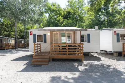 Image de Mobil-home 'Confort D - 1-5 Pers' avec piscine partagée, terrasse privée et jardin commun
