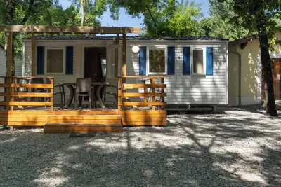 Image de Mobil-home 'Confort A - 1-6 Pers' avec piscine partagée, terrasse privée et jardin commun