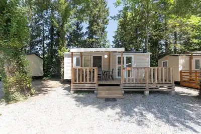Image de Mobil-home 'Confort C - 1-6 pers. ' avec piscine commune, terrasse privée et jardin partagé