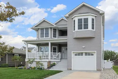 Image de New Listing. Updated 4 Br w/ Heated Pool, close to beach, restaurants & downtown