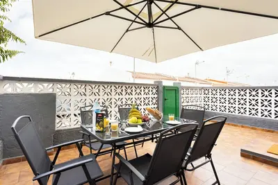 Image de TenoHomes Cozy Family Home with Solarium & Terrace