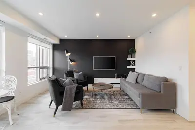 Image de Luxury Downtown Suite w/ Balcony Views, Air Conditioning + Free Parking