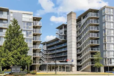 Image de Beautiful location in Victoria Harbour. Full amenities!
