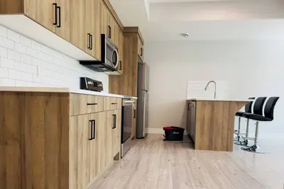 Image de Modern 2-Bedroom Basement Suite for Rent in Prime Downtown Inglewood Location