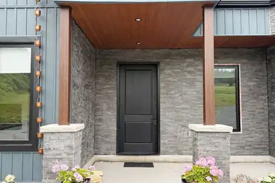 Image de 10-Acre Boq/Pec Estate, Waterfront, 3br Ensuite & Walk-in, +1br, Gourmet Kitchen