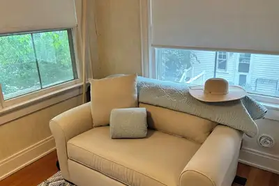 Image de Beautifully Updated 1917 Brookside 3-Br Home With Modern Comfort & Classic Charm